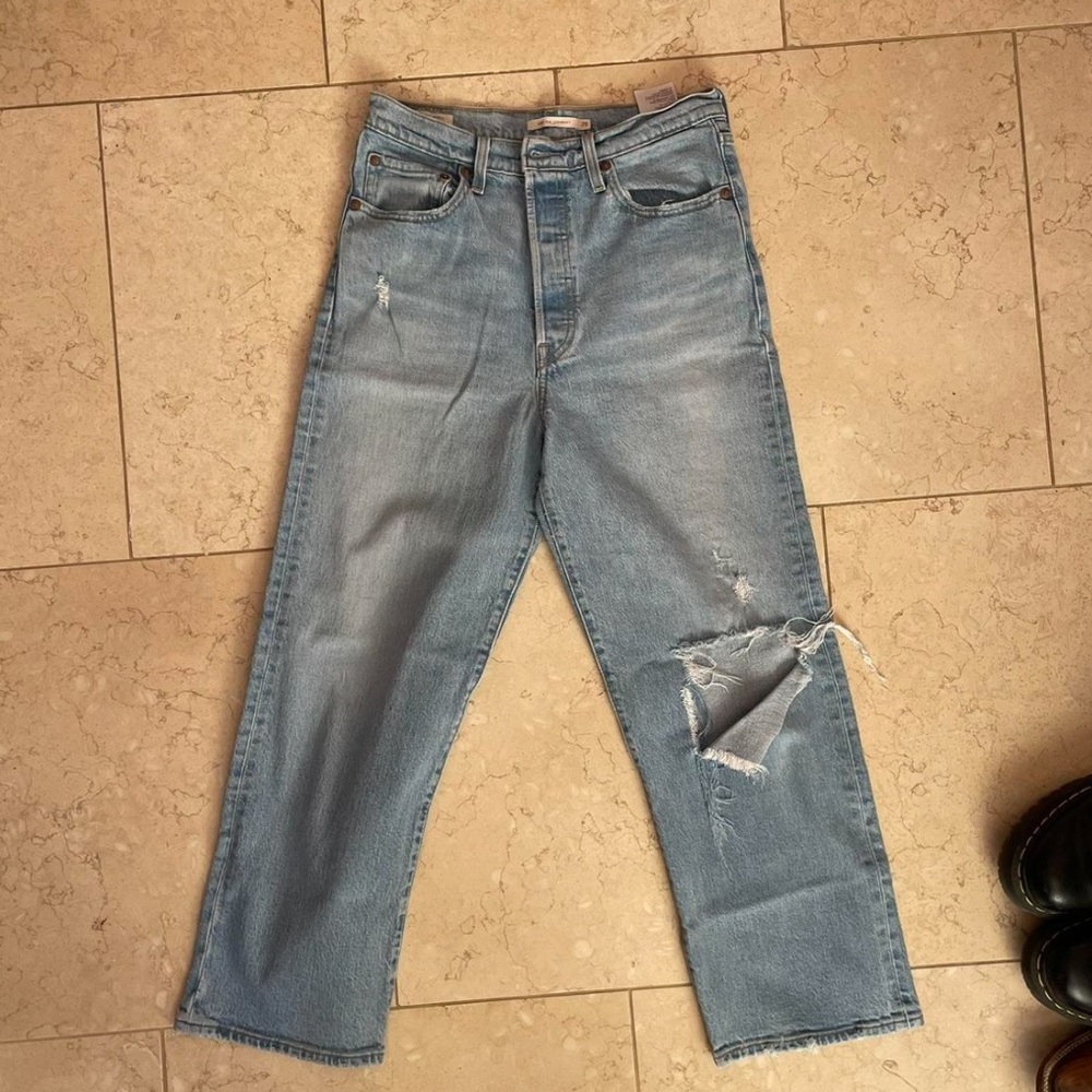 Levi’s Premium Ribcage Cropped Jeans